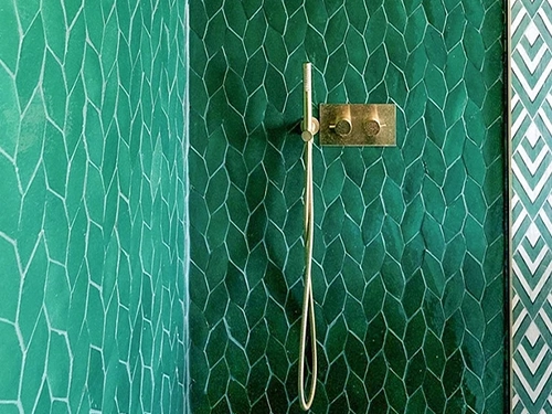 Pared de ducha de un baño con Zellige verdewebp